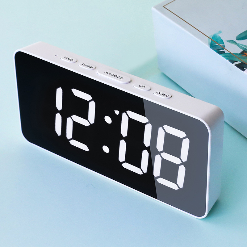 LED digitalni sat s ogledalom, RGB pozadinsko osvjetljenje, 24-satni prikaz, alarm, kalendar, svjetsko vrijeme, termometar, noćno svjetlo, plastično kućište