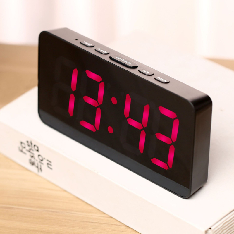 LED digitalni sat s ogledalom, RGB pozadinsko osvjetljenje, 24-satni prikaz, alarm, kalendar, svjetsko vrijeme, termometar, noćno svjetlo, plastično kućište