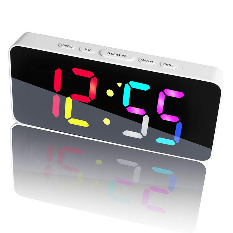 LED digitalni sat s ogledalom, RGB pozadinsko osvjetljenje, 24-satni prikaz, alarm, kalendar, svjetsko vrijeme, termometar, noćno svjetlo, plastično kućište