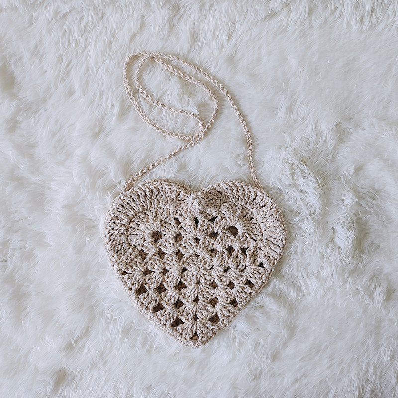 Ženska crossbody torbica u obliku srca, ručno pletena od pamukovog konca, kukičani dizajn, srednje veličine, bez podstave, jedna naramenica, zatvarač