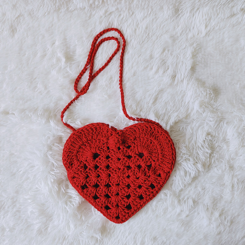 Ženska crossbody torbica u obliku srca, ručno pletena od pamukovog konca, kukičani dizajn, srednje veličine, bez podstave, jedna naramenica, zatvarač