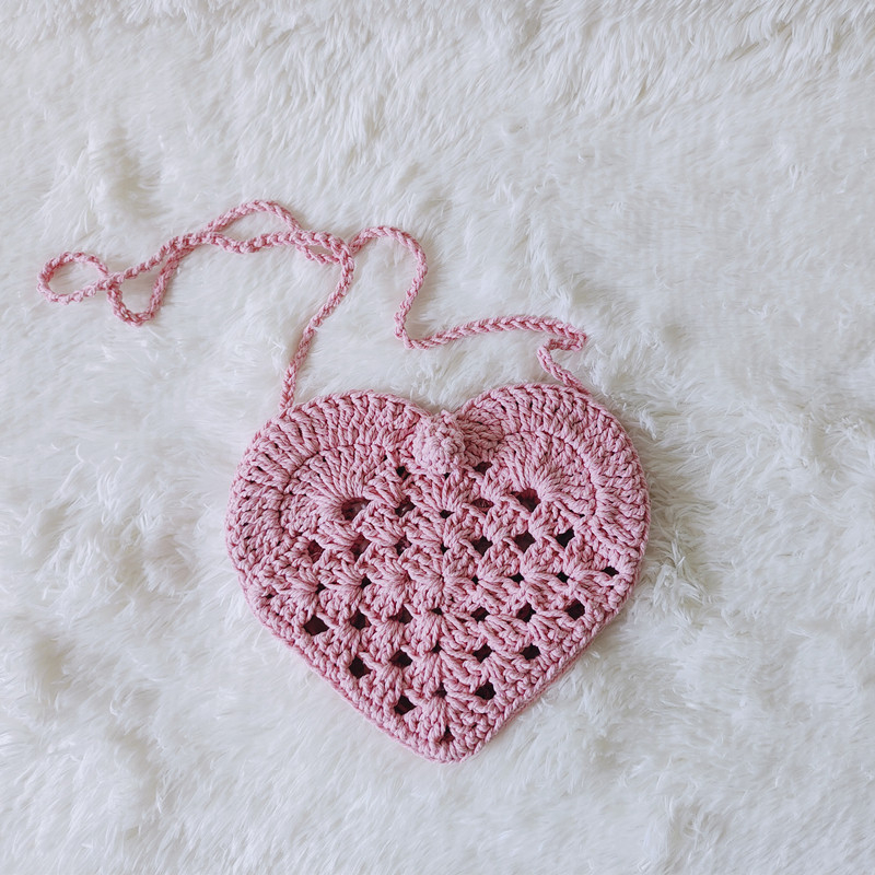Ženska crossbody torbica u obliku srca, ručno pletena od pamukovog konca, kukičani dizajn, srednje veličine, bez podstave, jedna naramenica, zatvarač