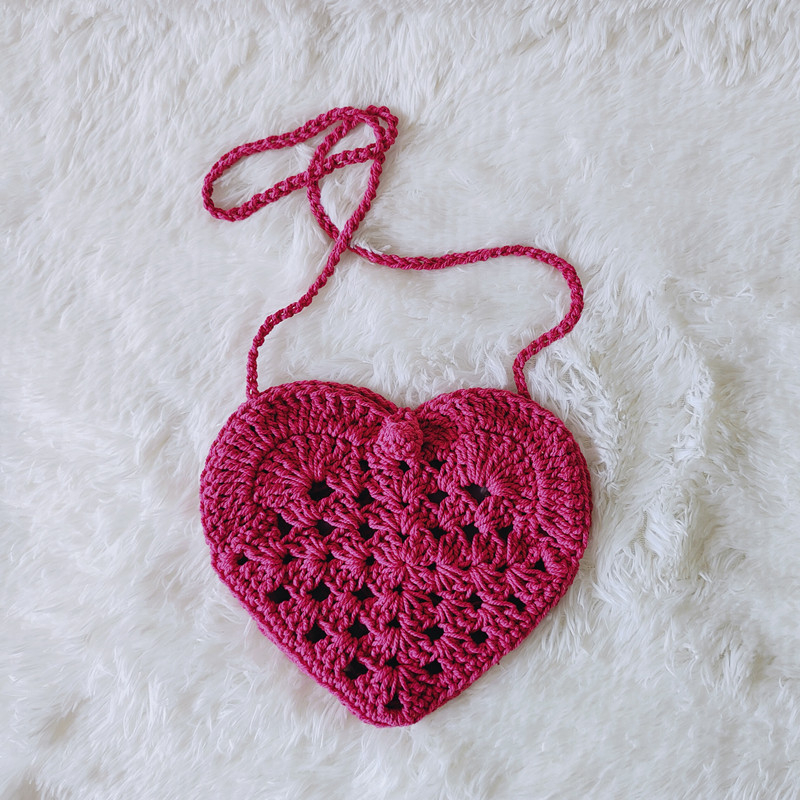 Ženska crossbody torbica u obliku srca, ručno pletena od pamukovog konca, kukičani dizajn, srednje veličine, bez podstave, jedna naramenica, zatvarač