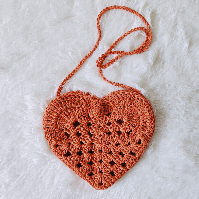 Ženska crossbody torbica u obliku srca, ručno pletena od pamukovog konca, kukičani dizajn, srednje veličine, bez podstave, jedna naramenica, zatvarač