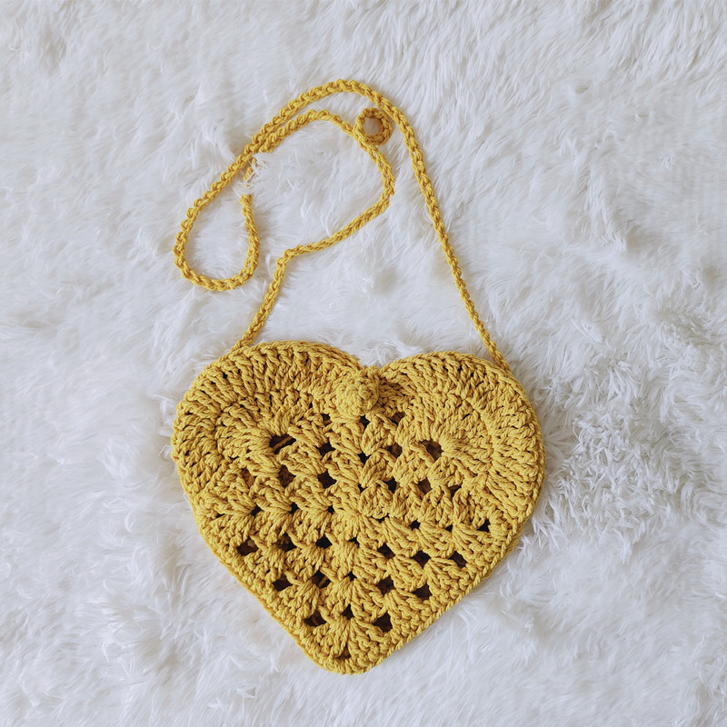 Ženska crossbody torbica u obliku srca, ručno pletena od pamukovog konca, kukičani dizajn, srednje veličine, bez podstave, jedna naramenica, zatvarač