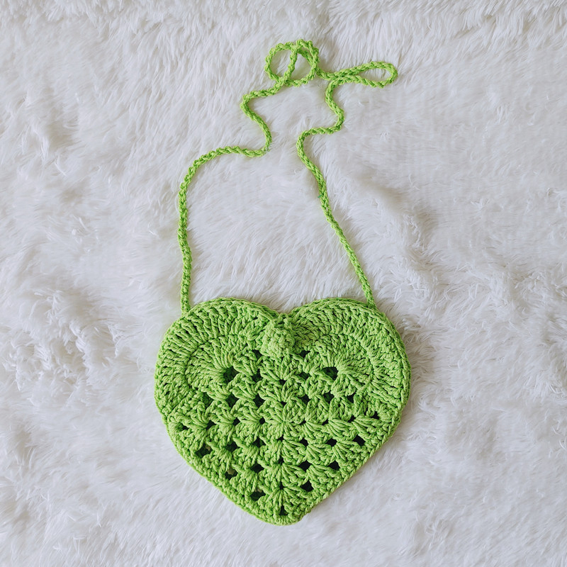 Ženska crossbody torbica u obliku srca, ručno pletena od pamukovog konca, kukičani dizajn, srednje veličine, bez podstave, jedna naramenica, zatvarač