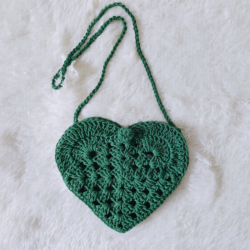 Ženska crossbody torbica u obliku srca, ručno pletena od pamukovog konca, kukičani dizajn, srednje veličine, bez podstave, jedna naramenica, zatvarač