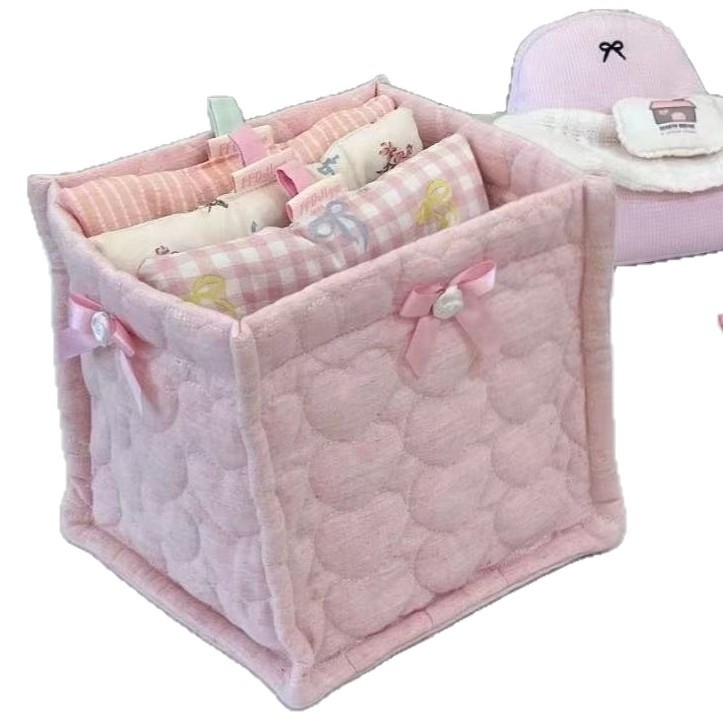 Nova ručno izrađena kvadratna stolna kutija u baletnom stilu sa srcolikim quilt površinom i držačem za olovke