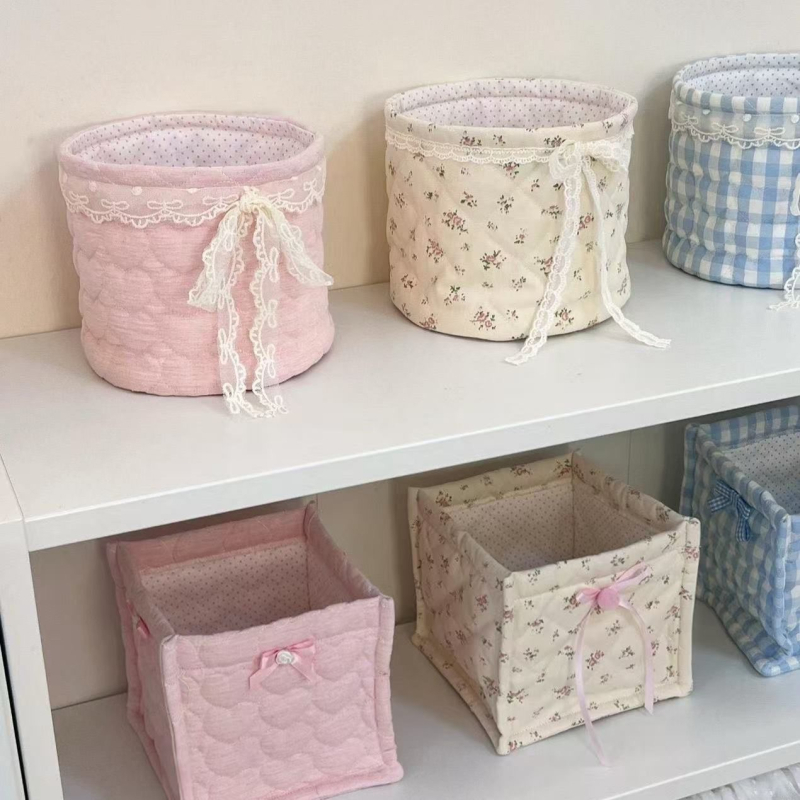 Nova ručno izrađena kvadratna stolna kutija u baletnom stilu sa srcolikim quilt površinom i držačem za olovke