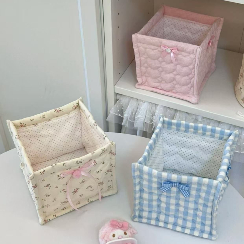 Nova ručno izrađena kvadratna stolna kutija u baletnom stilu sa srcolikim quilt površinom i držačem za olovke