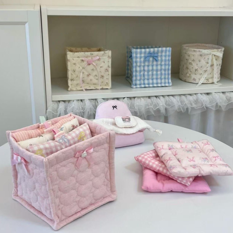 Nova ručno izrađena kvadratna stolna kutija u baletnom stilu sa srcolikim quilt površinom i držačem za olovke