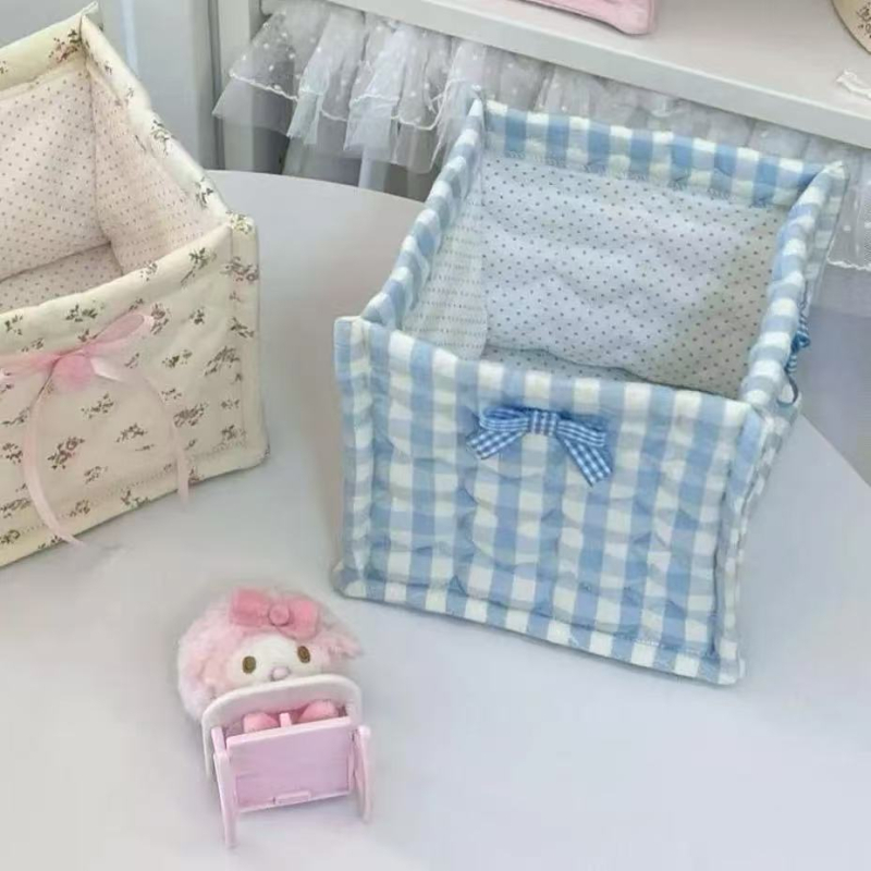 Nova ručno izrađena kvadratna stolna kutija u baletnom stilu sa srcolikim quilt površinom i držačem za olovke