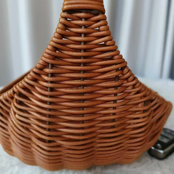 Coș de flori împletat, realizat manual, decorativ