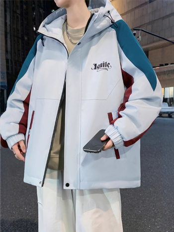 Férfi fleece-béléssel bélelt vastag téli dzseki, színblokkokkal és patchwork mintával, kapucnival