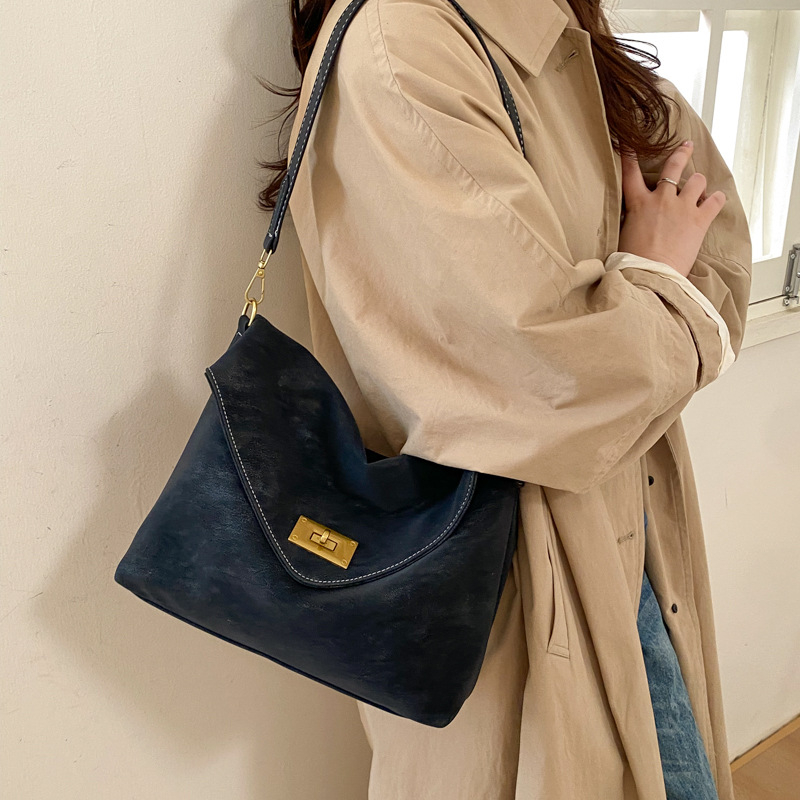 Ženska crossbody torbica visokokvalitetna, inspirirana vintage stilom 2026, svestrana i teksturirana za svakodnevnu upotrebu
