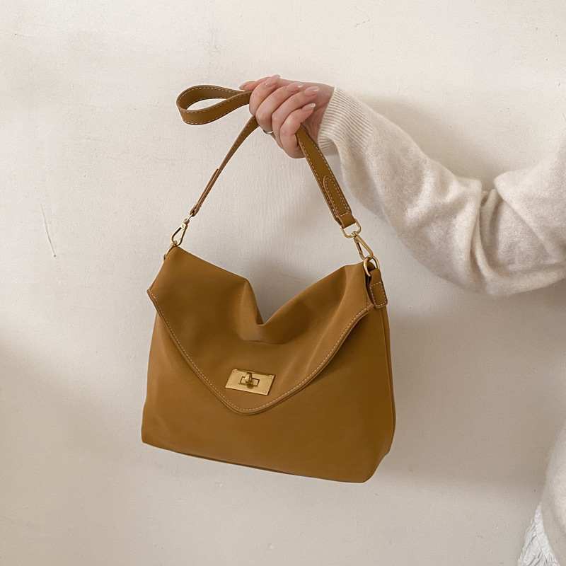 Ženska crossbody torbica visokokvalitetna, inspirirana vintage stilom 2026, svestrana i teksturirana za svakodnevnu upotrebu