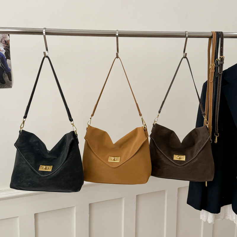 Ženska crossbody torbica visokokvalitetna, inspirirana vintage stilom 2026, svestrana i teksturirana za svakodnevnu upotrebu