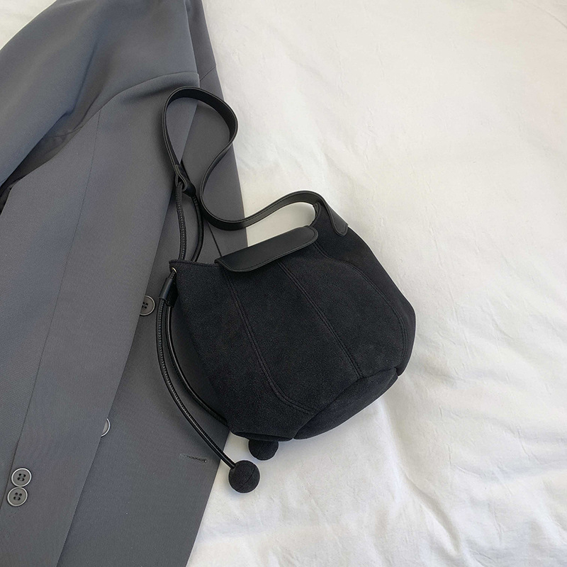Velurova torbica u obliku kante, mala, preko ramena, gradski minimalistički stil