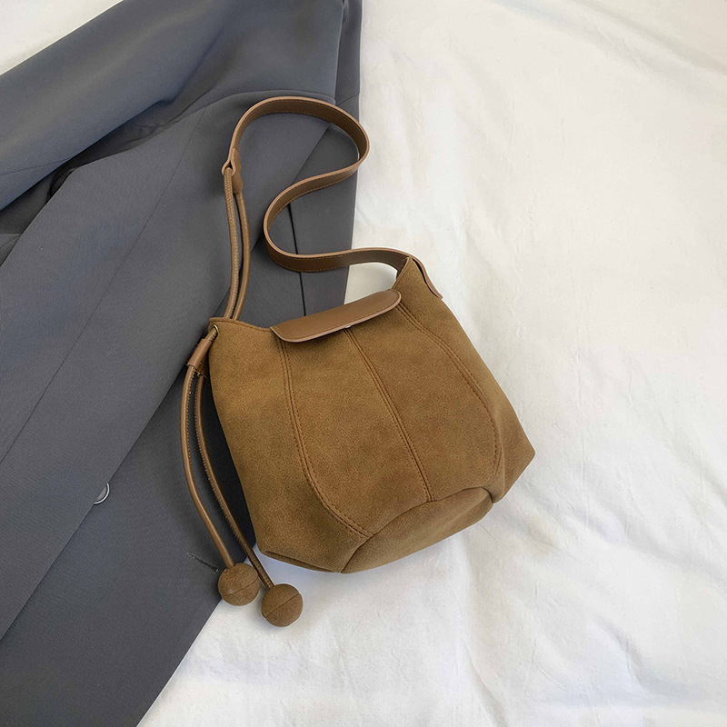 Velurova torbica u obliku kante, mala, preko ramena, gradski minimalistički stil