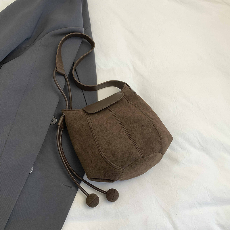 Velurova torbica u obliku kante, mala, preko ramena, gradski minimalistički stil