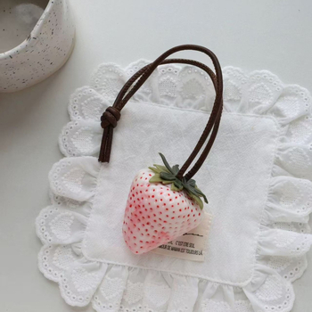 Nova trodimenzionalna privjesak jagode za torbu, dizajn voća s elegantnim štihom, vrhunski dojam, nježan i sladak, kreativan i svestran dodatak.