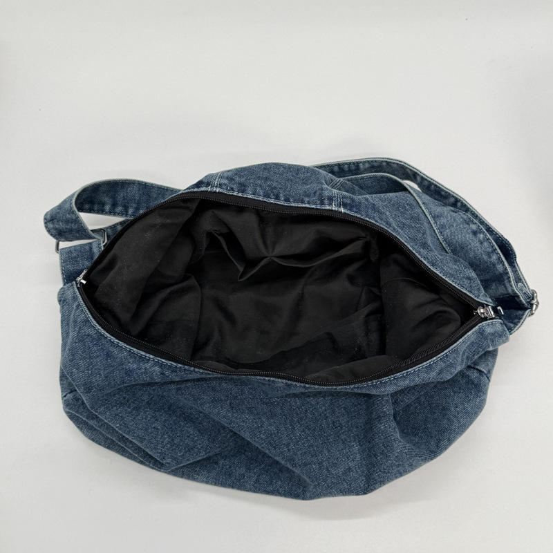 Ženska denim torbica velikog kapaciteta, crossbody torba, gradski stil, proljeće 2026