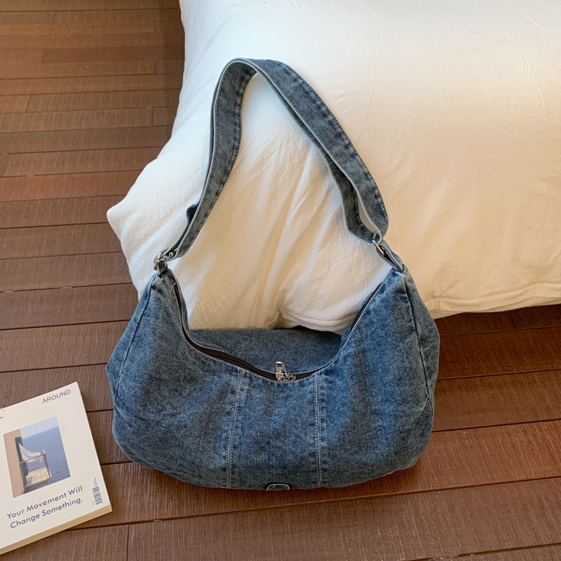Ženska denim torbica velikog kapaciteta, crossbody torba, gradski stil, proljeće 2026