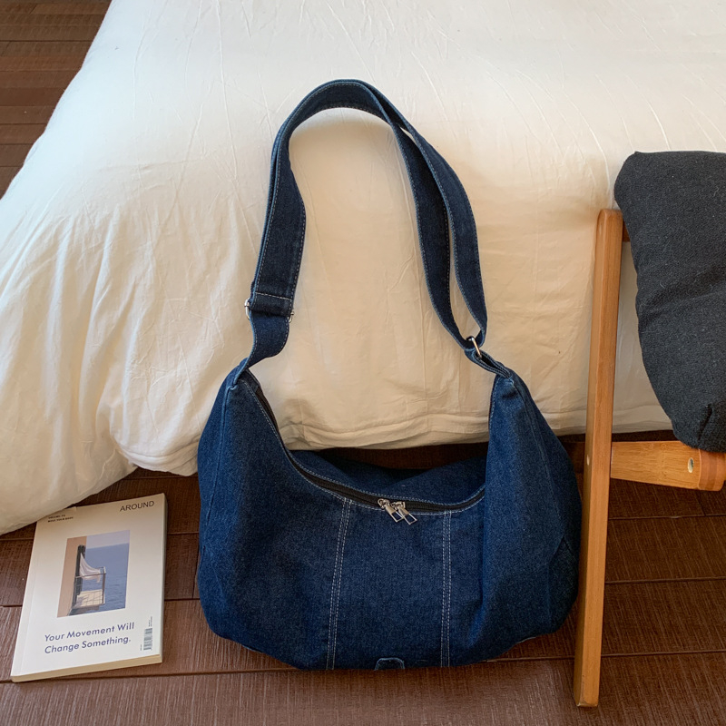 Ženska denim torbica velikog kapaciteta, crossbody torba, gradski stil, proljeće 2026