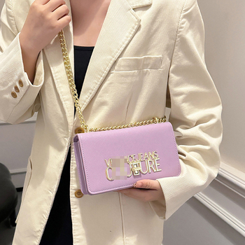 Mala kvadratna crossbody torba s lancem, PU materijal, minimalistički i moderno dizajn s monogramom slova.
