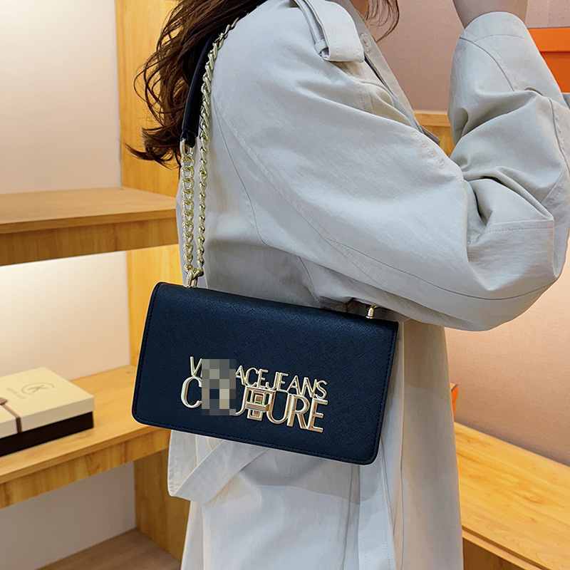 Mala kvadratna crossbody torba s lancem, PU materijal, minimalistički i moderno dizajn s monogramom slova.