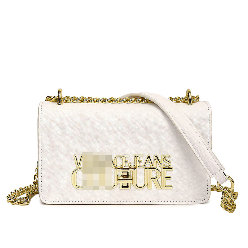 Mala kvadratna crossbody torba s lancem, PU materijal, minimalistički i moderno dizajn s monogramom slova.