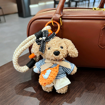 Pletena prugasta crossbody torbica s plišanim medvjedićem kao privjeskom – ručna izrada, crtani stil