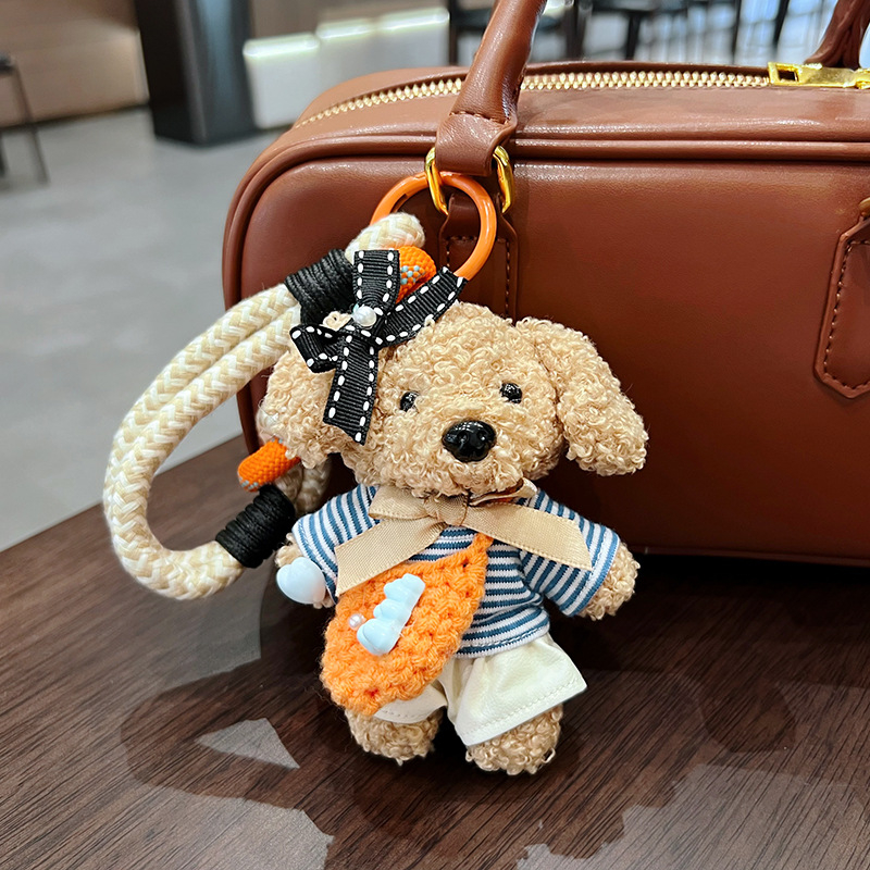 Pletena prugasta crossbody torbica s plišanim medvjedićem kao privjeskom – ručna izrada, crtani stil