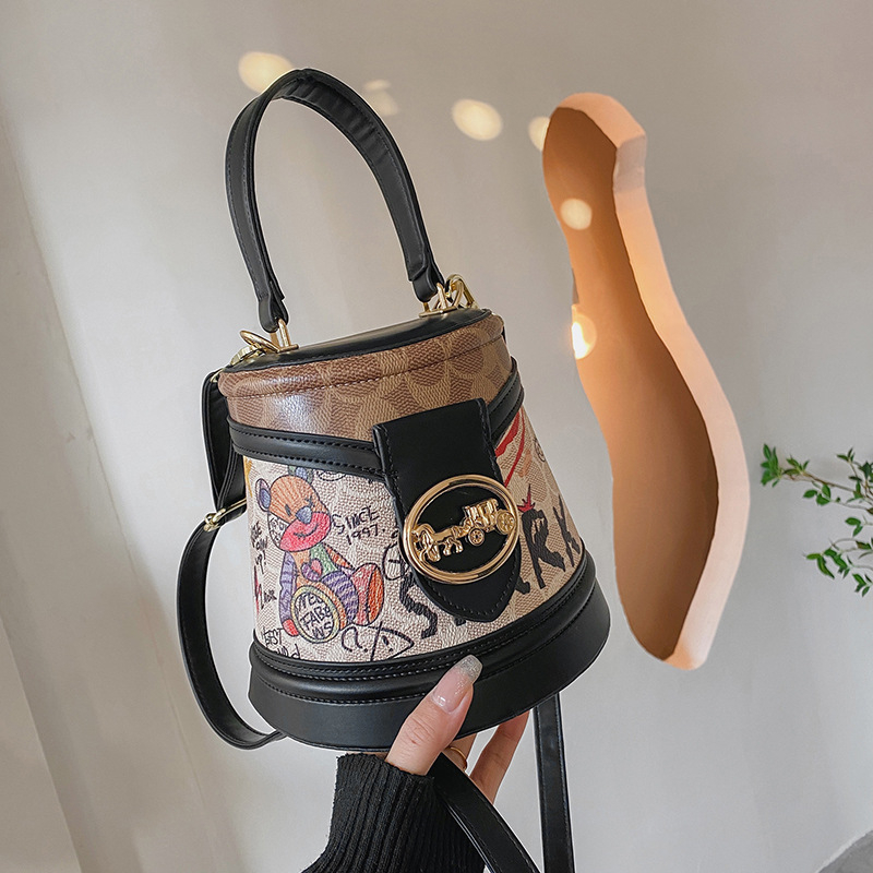 Ženska bucket torba s crtanim medvjedićem, proljeće 2026, cilindričnog oblika, za rame i crossbody