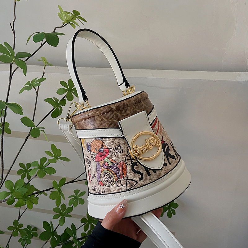 Ženska bucket torba s crtanim medvjedićem, proljeće 2026, cilindričnog oblika, za rame i crossbody