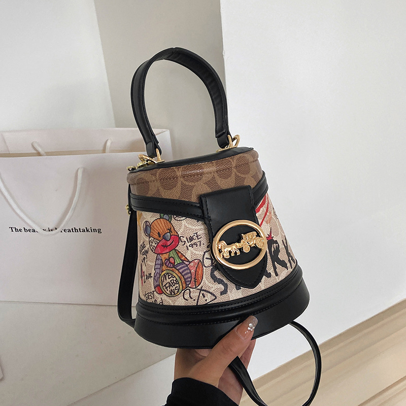 Ženska bucket torba s crtanim medvjedićem, proljeće 2026, cilindričnog oblika, za rame i crossbody