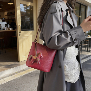 Ženska bucket torba, proljeće 2026, retro stil, teksturirana površina, elegantna i svestrana preko ramena ili crossbody