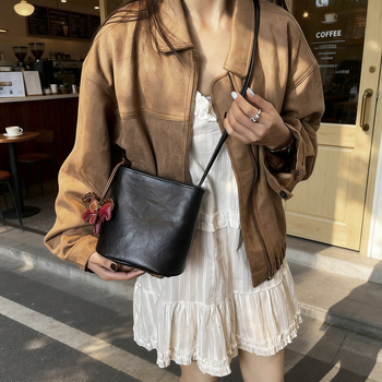 Ženska bucket torba, proljeće 2026, retro stil, teksturirana površina, elegantna i svestrana preko ramena ili crossbody