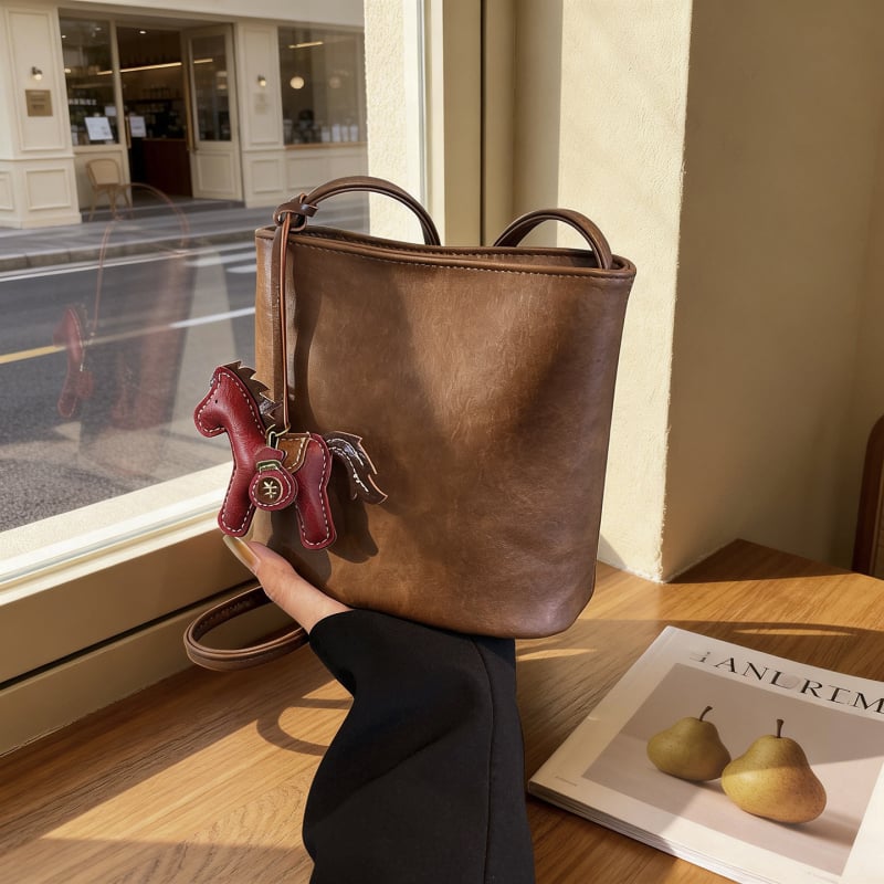 Ženska bucket torba, proljeće 2026, retro stil, teksturirana površina, elegantna i svestrana preko ramena ili crossbody