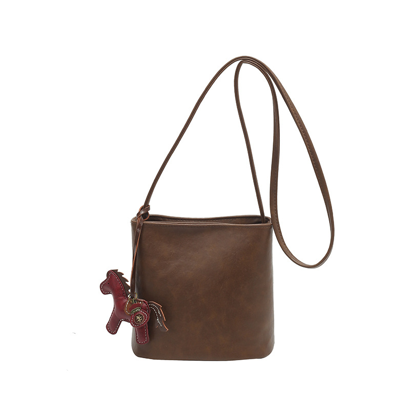 Ženska bucket torba, proljeće 2026, retro stil, teksturirana površina, elegantna i svestrana preko ramena ili crossbody