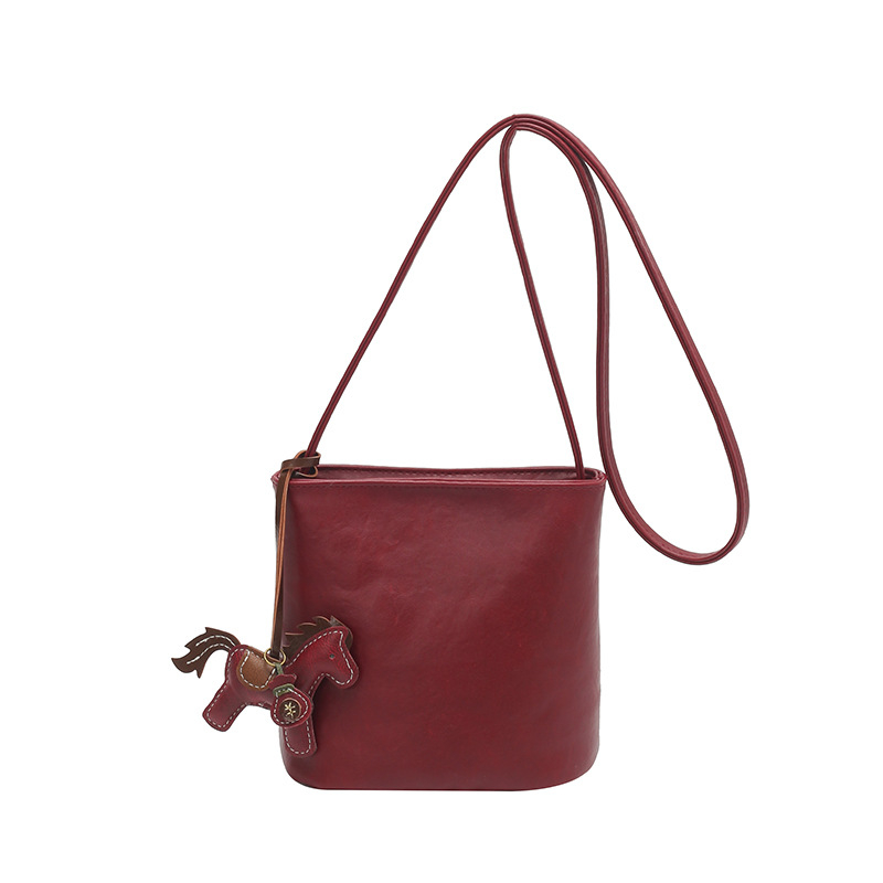 Ženska bucket torba, proljeće 2026, retro stil, teksturirana površina, elegantna i svestrana preko ramena ili crossbody