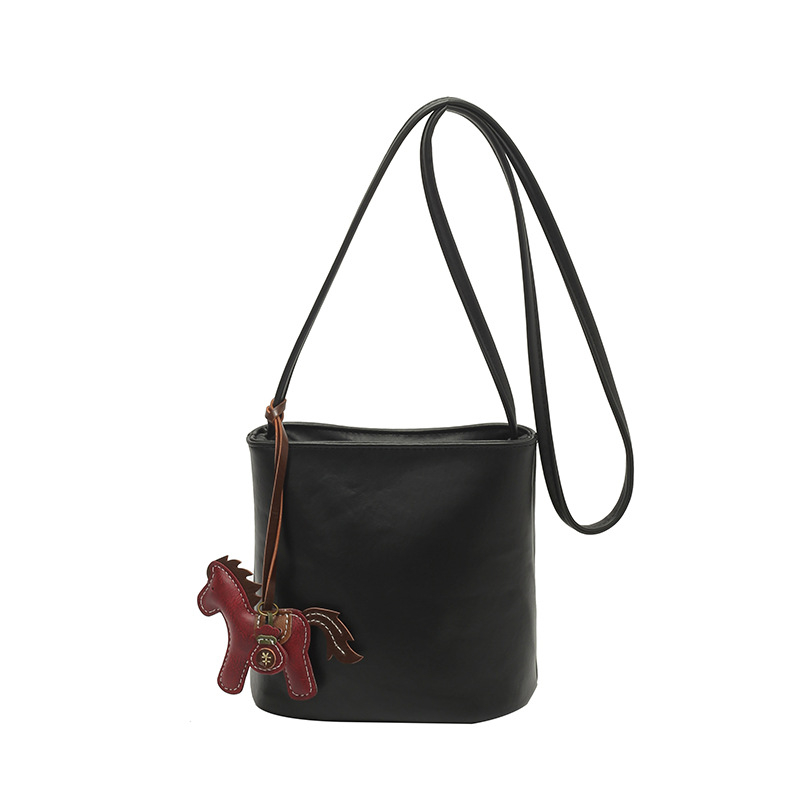 Ženska bucket torba, proljeće 2026, retro stil, teksturirana površina, elegantna i svestrana preko ramena ili crossbody