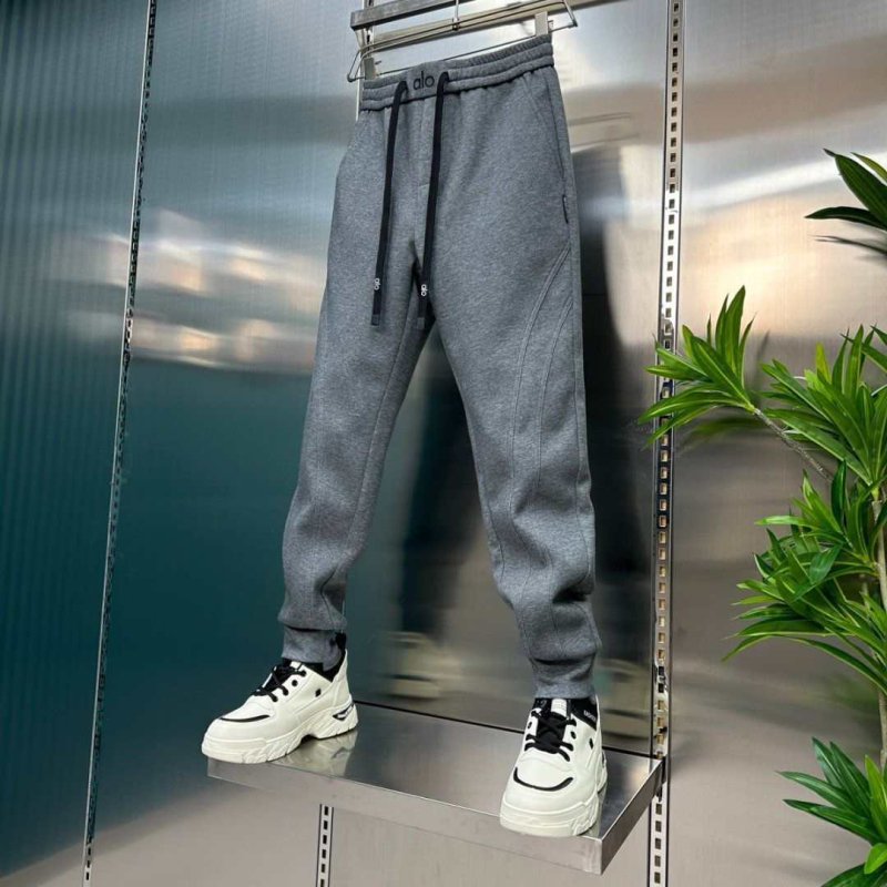 Férfi melegített egyszínű sportnadrág fleece béléssel, lazán szabott, bokánál szűkülő