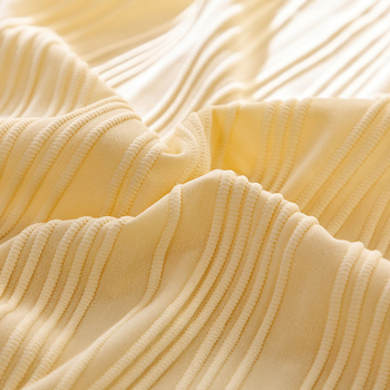 Presvlaka za kauč u jednome komadu, univerzalna veličina, rashladna Ice Silk tkanina, elastična, s prugastim uzorkom