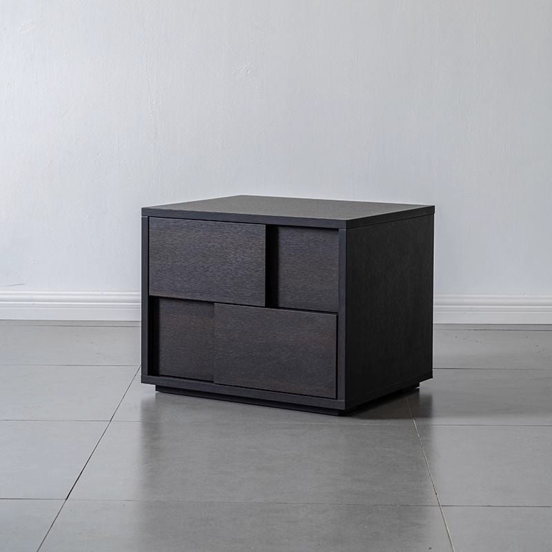 Nočný stolík z masívneho dreva, taliansky štýl, minimalistický luxus, stojaci na podlahe, so zásuvkami, čierny, vysoká kvalita