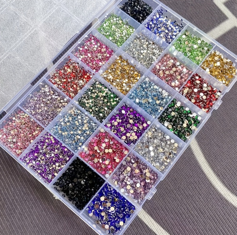 Set za nokte s 12 pretinaca, miješani šareni dijamanti, dijamanti od želatinozne smole s plosnim dnom, ručno izrađeni medo DIY