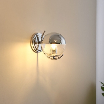 Nordijska moderna minimalistička zidna lampa sa staklenim sjenilom, francuski Space Age stil sredine stoljeća