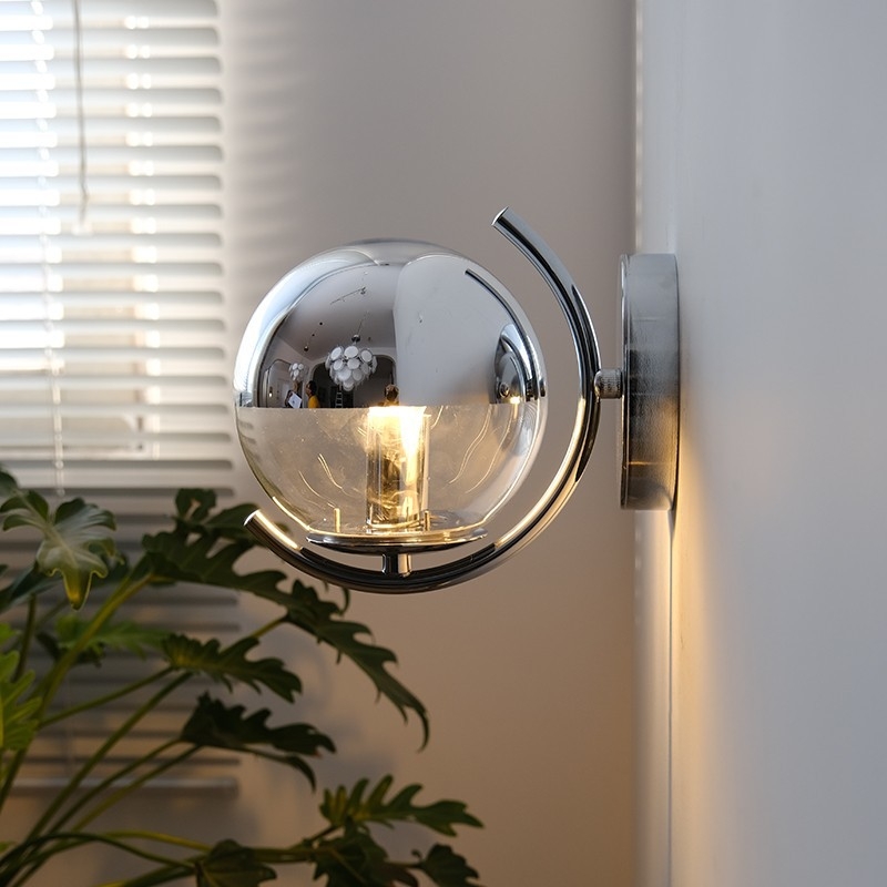 Nordijska moderna minimalistička zidna lampa sa staklenim sjenilom, francuski Space Age stil sredine stoljeća