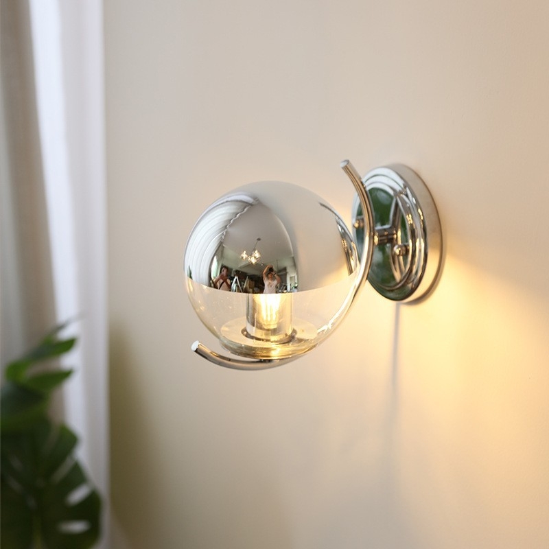 Nordijska moderna minimalistička zidna lampa sa staklenim sjenilom, francuski Space Age stil sredine stoljeća