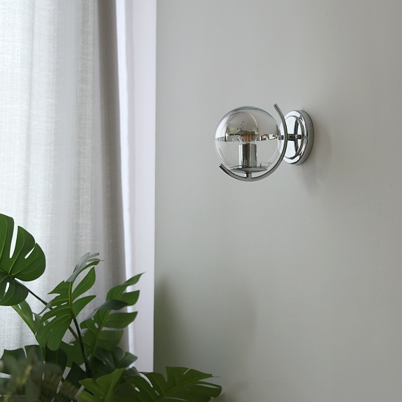 Nordijska moderna minimalistička zidna lampa sa staklenim sjenilom, francuski Space Age stil sredine stoljeća